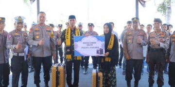 Dua Anggotanya Berprestasi, Kapolres Pinrang Serahkan Hadiah Umroh Gratis