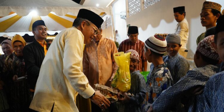 etua Golkar Sulsel Taufan Pawe (TP), bersama Anggota DPR RI Hamka B Kady, meresmikan Masjid Hj Soesila Hj Hamida, di Kelurahan Bajeng, Kecamatan Pattallassang, Kabupaten Takalar, Sabtu (1/4/2023)