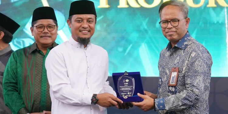 Direktur Bisnis dan Kewirausahaan Syariah KNEKS, Putu Rahwidhiyasa dan Gubernur Sulsel, Andi Sudirman Sulaiman pada Pekan Ekonomi Syariah 2023 Road To Fesyar KTI 2023 di Kawasan CPI, Makassar, Senin (3/4/2023).