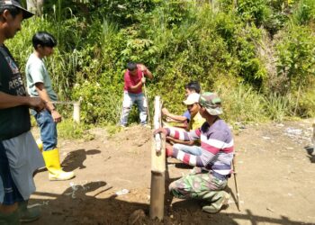 Warga di Lembang (setingkat kelurahan/desa) Bone Buntu Sisong, Kecamatan Makale Selatan, Kabupaten Tana Toraja terpaksa melakukan pemalangan atau penutupan jalan utama desa