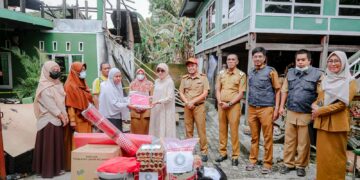 Tim Penggerak PKK Barru, Kadinsos dan Lurah Kunjungi Korban Terdampak Kebakaran di Bojo