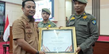 Andi Sudirman Beri Penghargaan 3 Personel Satpol PP, Berhasil Amankan OTK Bawa Senpi