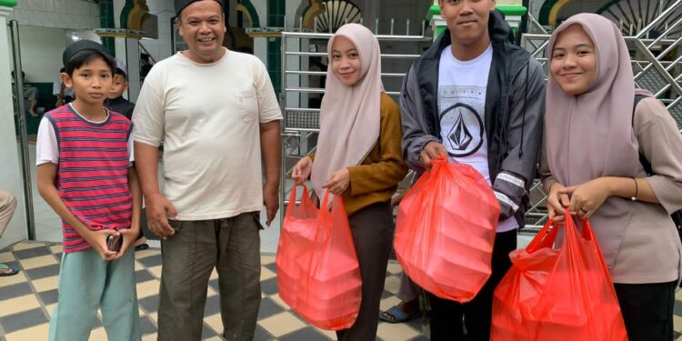 Parepare Mustahil Lapar (Pemula)  Paskas  dan PMII ( Pergerakan Mahasiswa Islam Indonesia  ) Kota Parepare berbagi sekitar 400 dus nasi  ke masjid-masjid yang berada di Kecamatan Bacukiki Barat