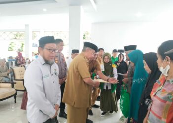 Pemkot – Baznas Parepare Serahkan 220 Paket Ramadan Bagi Warga di 22 Kelurahan