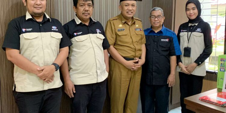 Politeknik Bosowa (Poltekbos) bertandang ke Kantor Dinas Sosial Maros,Senin (10/4/23) dan diterima oleh Kepala Dinas Sosial Maros Nuryadi,S.Sos