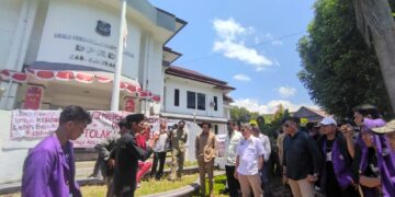 AMUNISI Geruduk Kantor DPRD Enrekang Tuntut Tolak UU Ciptaker