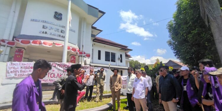 AMUNISI Geruduk Kantor DPRD Enrekang Tuntut Tolak UU Ciptaker