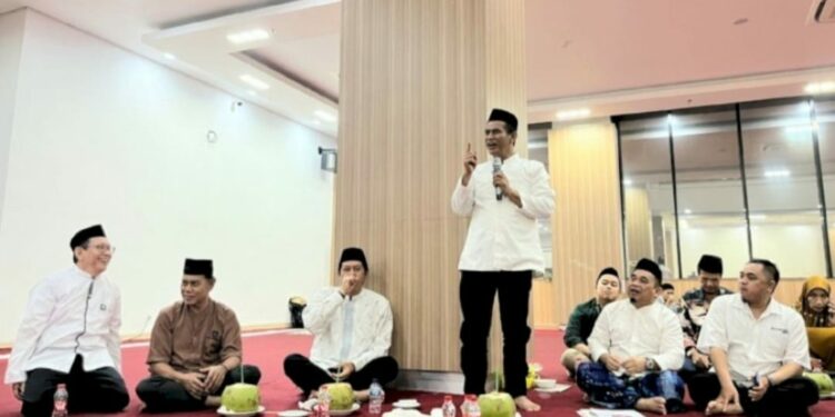 Pendiri Tiran Group, Andi Amran Sulaiman menggelar buka puasa bersama puluhan jurnalis di Gedung AAS Building, Jl Urip Sumoharjo, Jumat (14/4/2023)