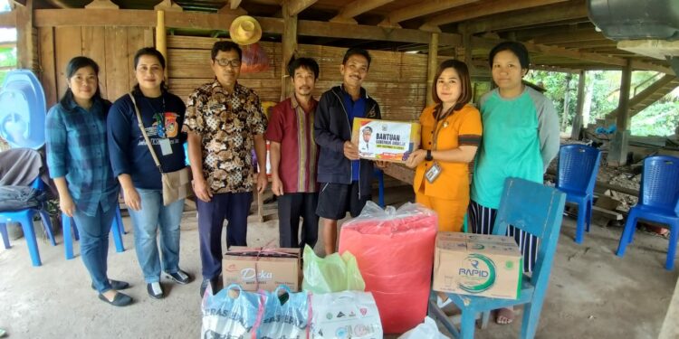 Warga yang terdampak angin puting beliung menerima bantuan logistik Pemrov Sulsel, Ahad (16/4/2023)