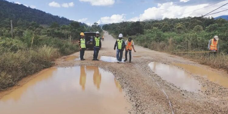 Ruas jalan yang penghubung Sulsel ke Sulteng ini menjadi prioritas Gubernur Sulsel, Andi Sudirman Sulaiman untuk dikerjakan pada tahun 2023