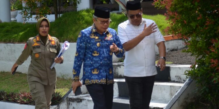 Direktur PAM Tirta Karajae Kota Parepare, Andi Firdaus Djollong bersama Wali Kota Makassar, Taufan Pawe