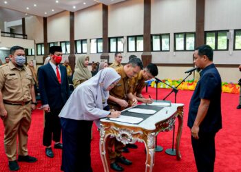 Lantik 13 Pejabat Pemprov Sulsel, Andi Sudirman : Miliki Kinerja Lebih Baik