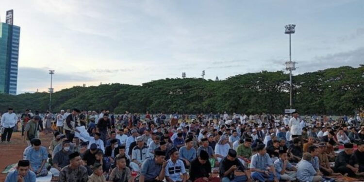 Suasana menjelang salat Idul Fitri di Lapangan Karebosi Makassar. (Alfiandis/detikSulse)