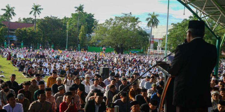 Sebelum salat Id, Wali Kota Parepare,  Taufan Pawe memaparkan capaian pembangunan Parpare di hadapan jemaah salat Idul Fitri 1444 Hijriyah, Alun-alun Lapangan Andi Makkasau, Kota Parepare, Sabtu (22/3/2023)