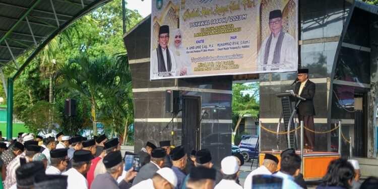 Wali Kota Parepare, Taufan Pawe bersama masyarakat melakanakan Salat Idul Fitri, di Alun - Alun Lapangan Andi Makkasau, Sabtu (22/4/2023)