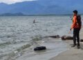Tim Reaksi Cepat (TRC) Badan Penanggulangan Bencana Daerah (BPBD)  Pinrang bersama aparat gabungan intensif melakukan pos pemantauan di pesisir pantai Kabupaten Pinrang