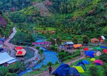 Desa Wisata Karangan Latimojong yang terletak di Dusun Karangan, Desa Latimojong, Kecamatan Buntu Batu, Kabupaten Enrekang, ribuan pengunjung dari berbagai daerah datang berkunjung menikmati liburan di tempat ini