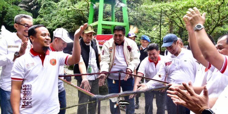 Gubernur Sulawesi-Selatan Andi Sudirman Sulaiman bersama Ketua Umum IKA (Menteri Pertanian RI 2014-2019), Andi Amran Sulaiman, Rektor Unhas, Prof. Jamaluddin Jompa dan Bupati Maros, Andi Syafril Chaidir Syam melepas 19 jenis spesies kupu-kupu di Taman Wisata Alam Bantimurung, Kabupaten Maros, Kamis (27/4/2023)