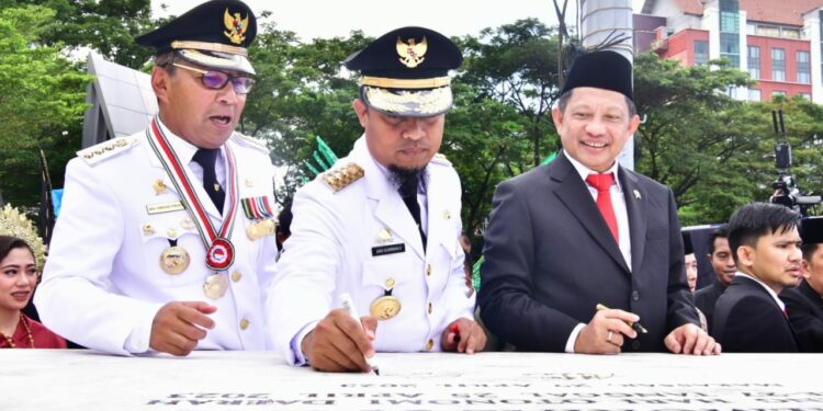 Wali Kota Makassar, Danny Pomanto, Gubernur Sulsel, Andi Sudirman Sulaiman dan Mendagri RI, M Tito Karnavian dalam rangka peringatan Hari Otonomi Daerah ke XXVII di Anjungan Pantai Losari Makassar, Sabtu (29/4/2023)