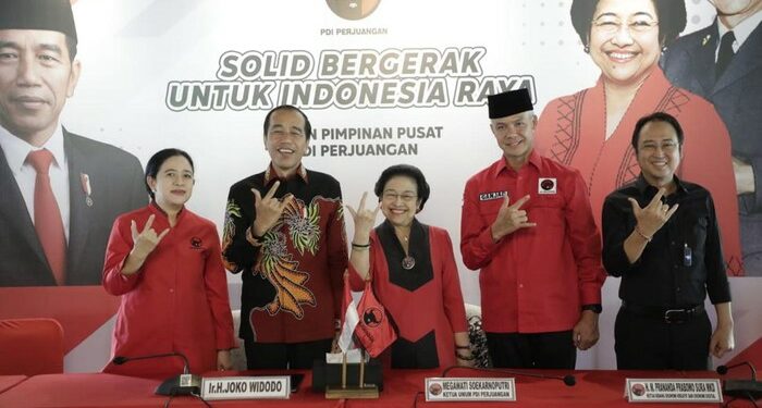 Saat Jokowi dan Megawati Salam Metal Usai Umumkan Ganjar Pranowo Capres (sumber: detik.com)