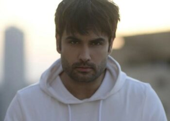 Bintang Bollywood Vivian Dsena Mualaf, Temukan Ketenangan saat  Salat