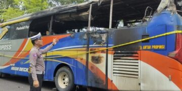 Bermula dari Percikan Api, Bus Berpenumpang 23 Orang Terbakar di Sidrap