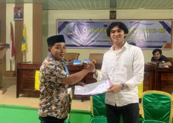 Muh. Ikhwan Z (kanan) terpilih secara aklamasi pada perhelatan Konferensi Cabang (Konfercab) ke-XVI Pergerakan Mahasiswa Islam Indonesia Kabupaten Sidenreng Rappang  Sabtu-Ahad, (29-30/04/2023) di Aula kantor Kementerian Agama Kabupaten Sidrap.