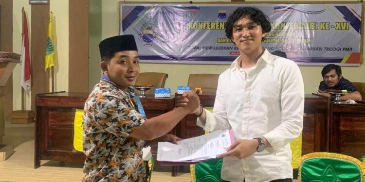 Muh. Ikhwan Z (kanan) terpilih secara aklamasi pada perhelatan Konferensi Cabang (Konfercab) ke-XVI Pergerakan Mahasiswa Islam Indonesia Kabupaten Sidenreng Rappang  Sabtu-Ahad, (29-30/04/2023) di Aula kantor Kementerian Agama Kabupaten Sidrap.