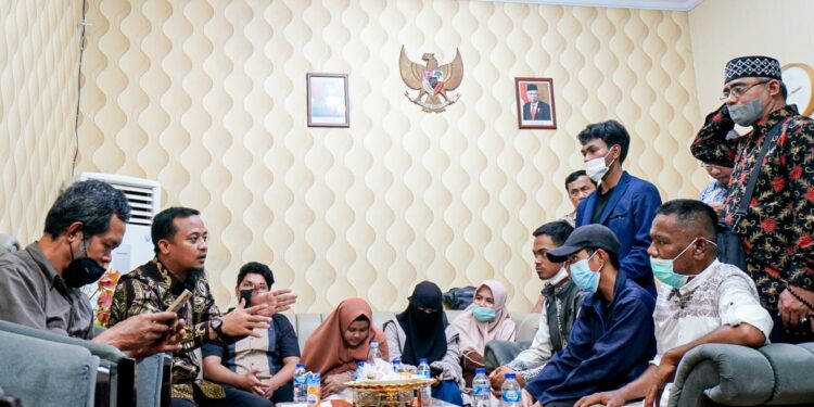 - Gubernur Sulawesi Selatan, Andi Sudirman Sulaiman menyambut kunjungan para WNI asal Sulsel yang telah dievakuasi dari Negara Sudan di Rujab Gubernur Sulsel, Ahad (30/4/2023)