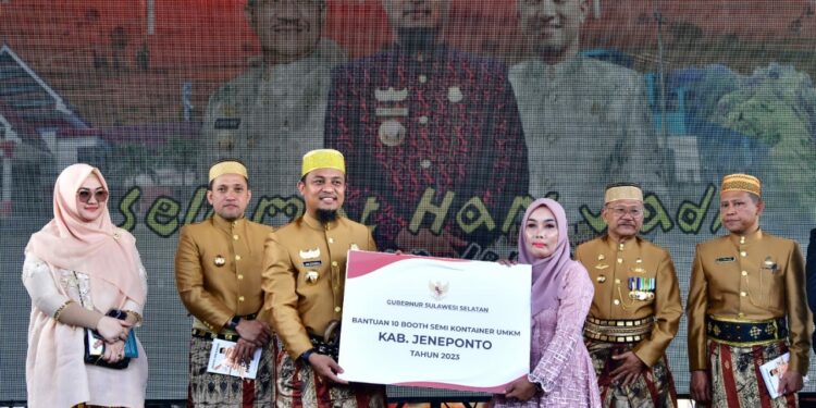 Bantuan itu diserahkan dalam acara 160 Tahun Kabupaten Jeneponto di Lapangan Passamaturukang, Kecamatan Binamu, Senin (1/5/2023)