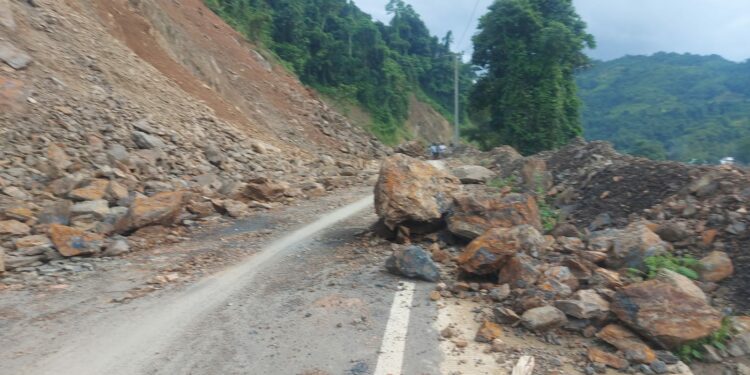 - Jalan poros Batusitanduk - Rantepao di Kabupaten Luwu kini bisa dilalui kendaraan roda dua maupun roda empat, pasca terjadi longsor