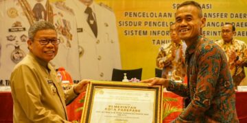 Penyaluran DAK Fisik Tertinggi, Kementerian Keuangan Beri Penghargaan Pemkab Berkinerja Terbaik ke Taufan Pawe