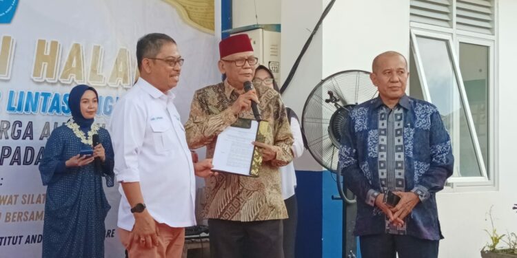 Kepala LLDIKTI Wilayah IX Sultanbatara Drs. Andi Lukman, M. Si (kiri) dan Ketua Yayasan Perguruan Amsir Andi Faisal Sapada (kanan)