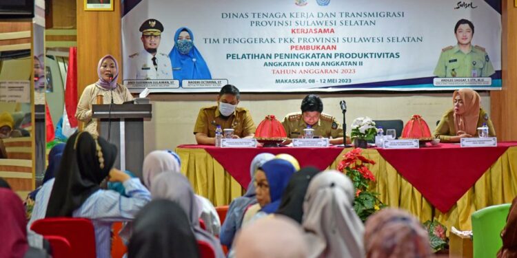 Staf Ahli TP PKK Sulsel mewakili Ketua TP PKK Sulsel, Sukarniaty Kondolele, saat membuka pelatihan Peningkatan Produktifitas Angkatan I dan II Tahun Anggaran 2023, Senin (8/5/2023)