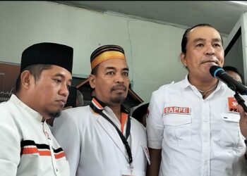 Ketua DPD PKS Parepare Samsir Husain (tengah),
Jubir DPD PKS Parepare Sappe (kanan)