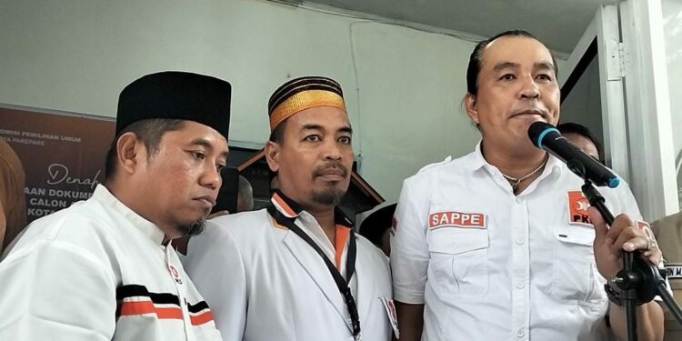 Ketua DPD PKS Parepare Samsir Husain (tengah),
Jubir DPD PKS Parepare Sappe (kanan)