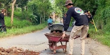 Sejumlah Pemuda Tambal Jalan, Aksinya Viral di NTB