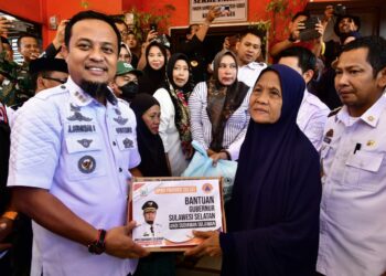 Gubernur Sulsel Salurkan Bantuan Korban Terdampak Banjir di Luwu