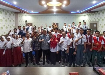 Puluhan peserta Jumbara Palang Merah Remaja (PMR) Kabupaten Pinrang mengikuti pelepasan kontingen di Aula Kantor BKKBN, Jl. Sukawati, Kecamatan Watang Sawitto, pada Kamis (11/5/2023)