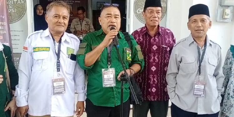 -- DPC Partai Bulan Bintang (PBB) Kota Parepare tiba di Kantor KPU Parepare, Kelurahan Bumi Harapan, Kecamatan Bacukiki Barat, Kota Parepare, Sabtu (13/5/2023)