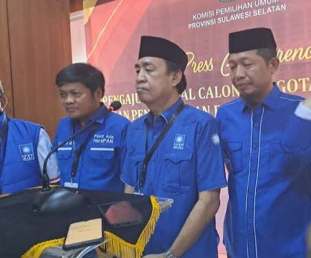 Ketua Partai Amanat Nasional (PAN) Sulsel, Ashabul Kahfi (tengah)  mendorong semua ketua PAN daerah di  Sulsel maju sebagai bakal calon legislatif  DPRD Sulsel.