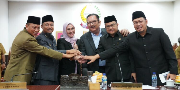 Andi Sudirman Sulaiman menerima Rekomendasi DPRD Sulsel atas Laporan LKPJ Gubernur Sulsel Tahun Anggaran 2022 dalam Sidang Paripurna di Kantor DPRD Sulsel, Senin (15/5/2023)