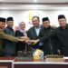 Andi Sudirman Sulaiman menerima Rekomendasi DPRD Sulsel atas Laporan LKPJ Gubernur Sulsel Tahun Anggaran 2022 dalam Sidang Paripurna di Kantor DPRD Sulsel, Senin (15/5/2023)