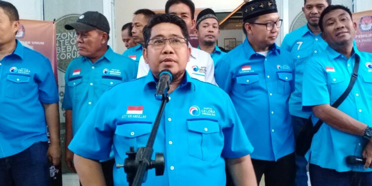 DPC Partai Gelombang Rakyat Indonesia (Gelora) Parepare mengajukan berkas Bakal Calon Anggota Legislatif (Bacaleg) sejumlah 25 orang ke Kantor KPU Parepare, Ahad, (14/5/2023).