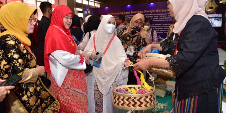 -- Ketua Dekranasda Sulsel Naoemi Octarina hadiri Hari Jadi Dewan Kerajinan Nasional (Dekranas) ke-43 yang dipusatkan di Hotel Santika Kota Medan, Sumatera Utara, Selasa (16/5/2023)