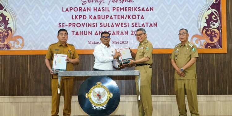 Kepala BPK RI Perwakilan Sulsel Amin Adab Bangun memberikan piagam WTP  kepada Wali Kota Parepare Taufan Pawe, di Kantor BPK Perwakilan Provinsi Sulawesi Selatan, di Kota Makassar, Senin, (22/5/2023)