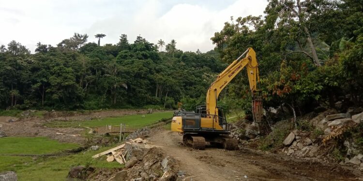 Jalan dan jembatan di Letta dan Kariango, Kecamatan Lembang, Kabupaten Pinrang, Sulawesi Selatan sementara dikerjakan