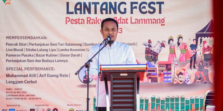 Gubernur Sulawesi Selatan, Andi Sudirman Sulaiman, membuka Lantang Fest  “Pesta Rakyat Adat Lammang” Tahun 2023 di Desa Lantang, Kecamatan Polombangkeng Selatan, Kabupaten Takalar, Jumat (26/5/2023)