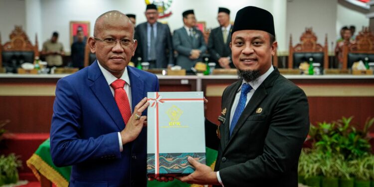 Penyerahan Laporan Hasil Pemeriksaan oleh Anggota VI BPK RI, Dr. Pius Lustrilanang S.IP.,M.Si.,CSFA, CFrA kepada Gubernur Sulsel, Andi Sudirman Sulaiman