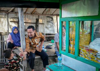 Andi Sudirman Singgah Makan Bakso Pinggir Jalan di Takalar